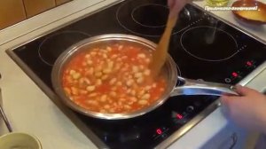 Фасоль, тушенная в томатном соусе