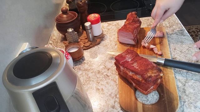 С праздничком, курочки мои. Грудинка сочная. Я поздороваться. Скоро буду.