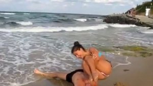 Как девушку поднять одной рукой.flv