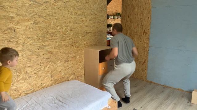 РЕМОНТ ПРОДОЛЖАЕТСЯ: укладка ламината // купил ещё OSB// СНЕГ В АПРЕЛЕ смотреть онлайн