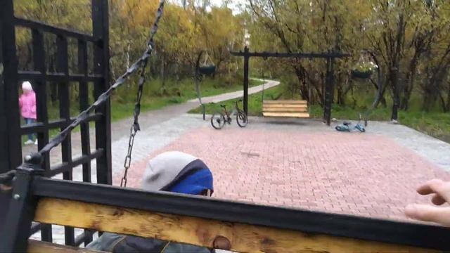 дети качаются на качелях смотреть онлайн