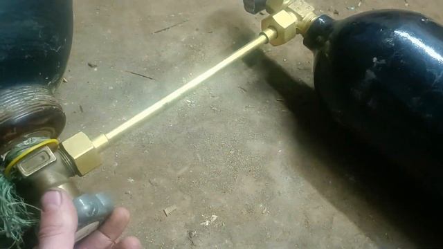 Перекачиваю углекислоту из большого баллона в маленький смотреть онлайн