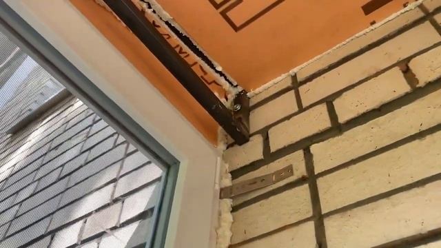 Крыша над балконом из профнастила. Отделка балкона с улицы сайдингом . Установка окон VEKA на балко
