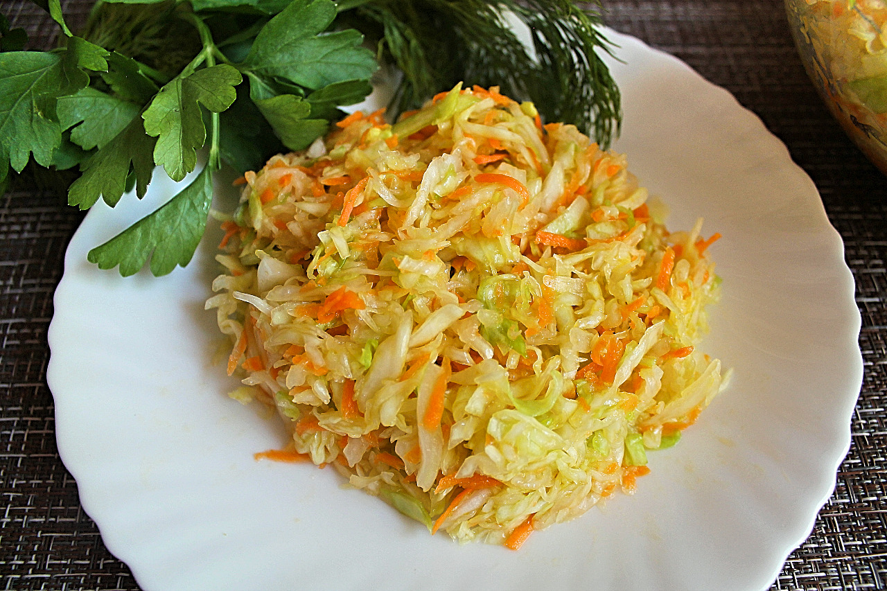 Из свежей капусты что можно. Салат с капустой и морковью. Салат витаминный. Салат витаминный с капустой. Морковка и капуста.