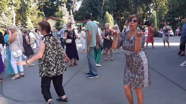 А МНЕ БЫ, А МНЕ БЫ! ТАНЦЫ В ПАРКЕ ГОРЬКОГО ХАРЬКОВ смотреть онлайн