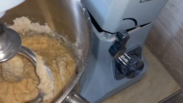 Обзор планетарного миксера DEXP 1400 Вт. Обзор бюджетного планетарного миксера. Все плюсы и минусы. смотреть онлайн