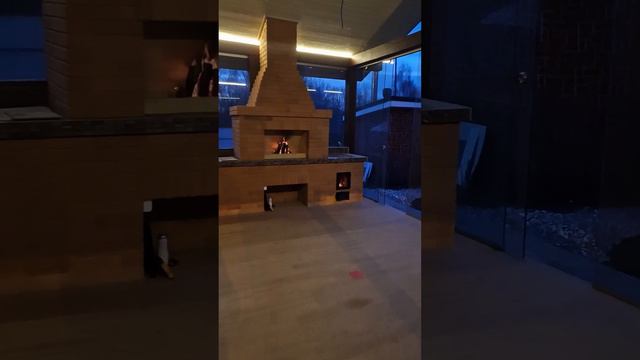 Болшой камин в бесетке кирпичной бани
