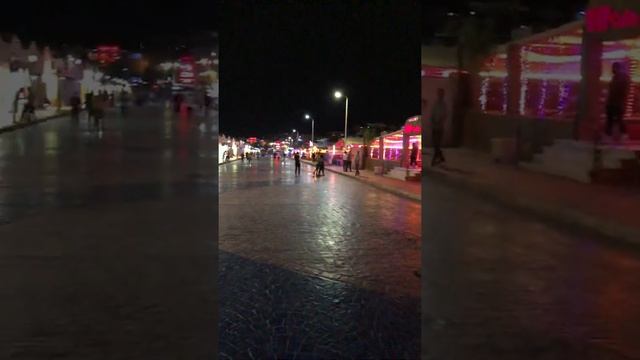 На главной улице Шарм-Эль-Шейха в час пик мало людей смотреть онлайн