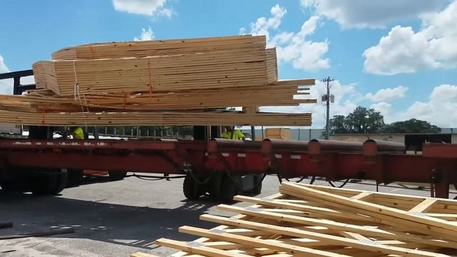 assembling load of roof trusses(montando carga de cabrillas para casas) смотреть онлайн