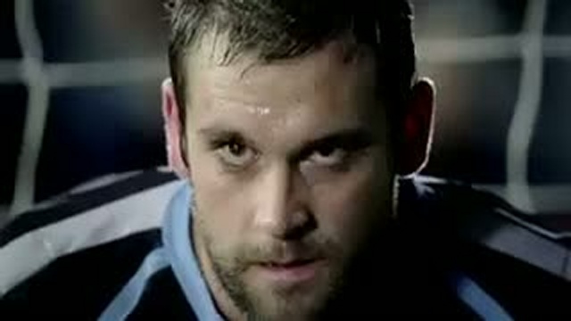 Как фанаты помогают игрокам Футбол смотреть онлайн