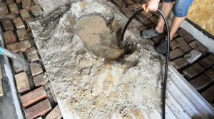 Заливка пола в сарае, используя только старый лист железа и лопату.