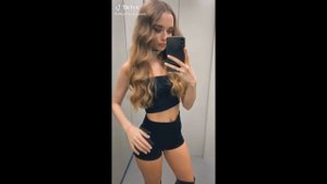 ДЕВОЧКИ ПОКАЗЫВАЮТ СОЧНЫЕ ПОПКИ В TikTok