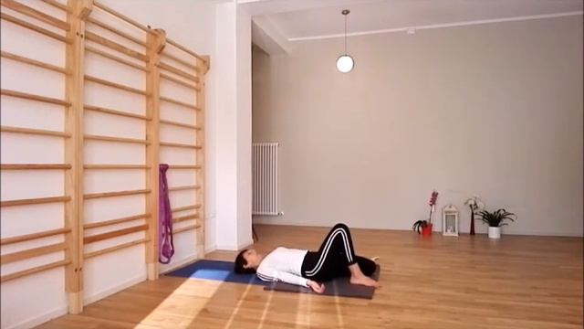 Piccola sequenza di allungamenti in avanti e torsioni tutta con una gamba alla volta. смотреть онлайн