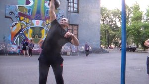 толчок гири 24 кг 100 рз за 5 минут одной рукой.