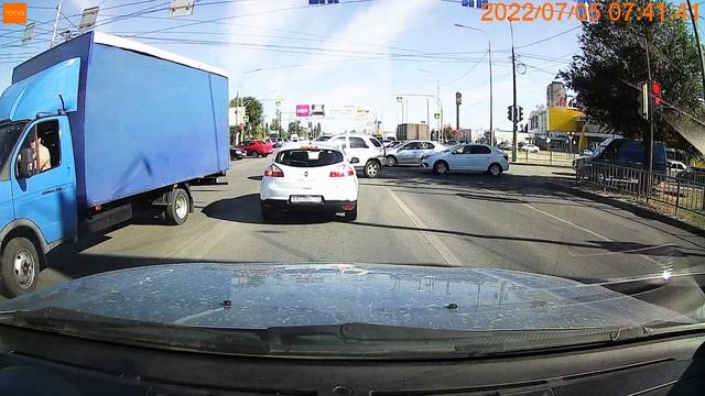 Renault Megane гос. номер В403ВН134 умышленный проезд на красный свет смотреть онлайн