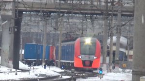 Два поезда ЭС2Г-037+ЭС2Г-034 Ласточка и ЭП2К-??? с пассажирским поездом