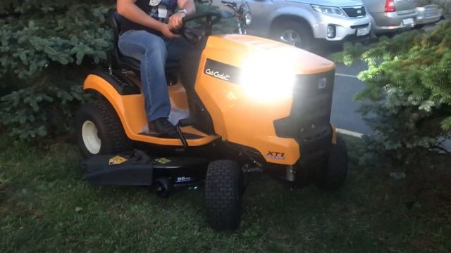 Садовый трактор CubCadet XT1 заезд на бордюр