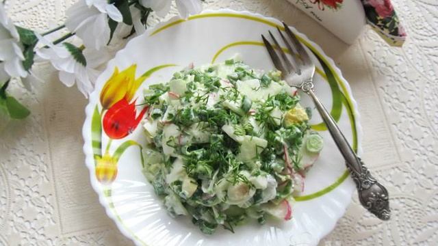 Салат с редисом, яйцом и шпинатом