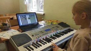 SoftMozart #softmozart (просветители). Разучивание партии левой руки наизусть. "Маленькой ёлочке.."