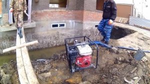 Бензиновая мотопомпа Koshin KTH-80X для грязной воды в работе