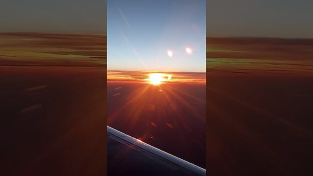 Восход солнца, вид из самолета