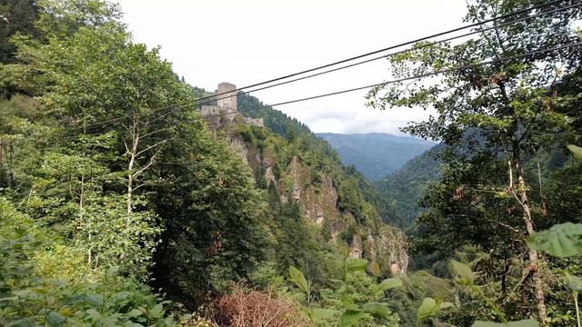 Вдоль реки Фиртина через крепость Zil kalesi в районе Çamlıhemşin, Турция смотреть онлайн