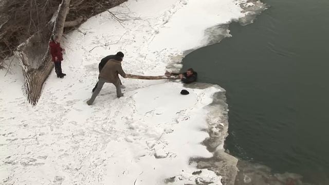 Мужчина с девочкой провалились под лёд в Лабинске.mpg смотреть онлайн