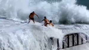 Мощная волна накрыла отдыхающих.