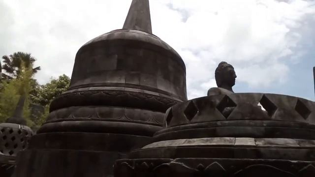 Копия храма Боробудур. Он находится на Бали , в городе Убуд. смотреть онлайн