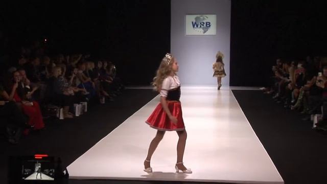 Модель ВИКА ИЛЬИНА Неделя Моды в Москве-2016 смотреть онлайн