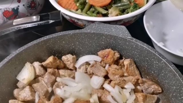 #свинина #жареноемясо #свининасовощами Готовим свинину. Жарим мясо