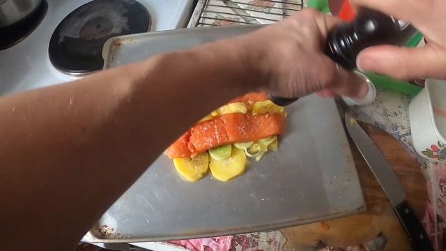 Семга с картофелем и луком переем на подушке. смотреть онлайн
