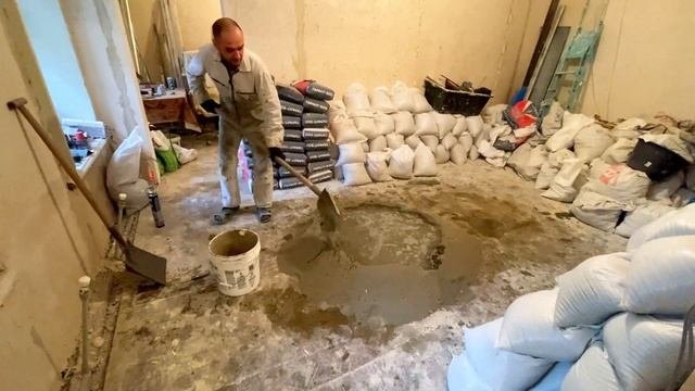 Как замешать большое количество раствора одному при помощи лопаты.