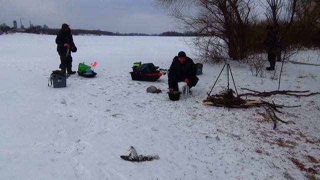 Пчеловоды на рыбалке. Встреча Друзей смотреть онлайн