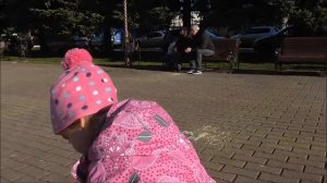 Прогулка на площади с Алисой кормим птичек зимой Детское видео #AlisebabyTV