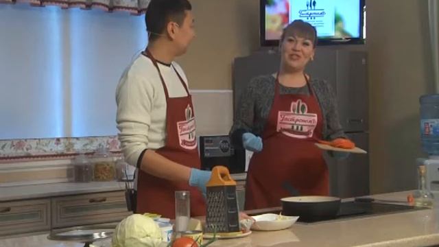 Секретом приготовления пиццы «Минутка» и салата «Бедный студент» -Юрий Ким в программе ГастрономЪ смотреть онлайн