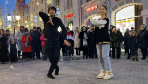 Парень И Девушка Танцуют Бомбят Улицу Лезгинка 2023 Lezginka Music Dance Чеченская Макка ALISHKA