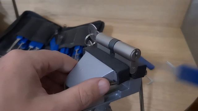 Как открыть замок, если с обратной стороны вставлен ключ