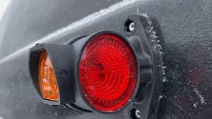 Мерцание светодиодных фонарей на прицепе