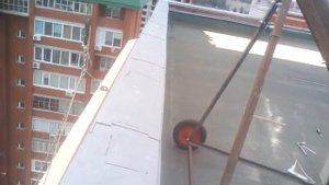 Подъем стройматериалов на крышу десятиэтажного дома самодельным краном (1 часть)