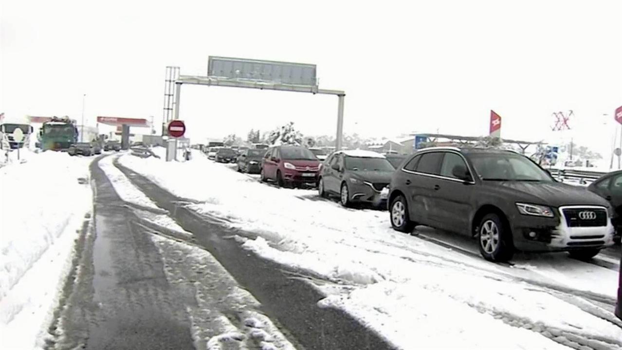 В Европе спасают застрявших на трассе водителей, в США замерз аэропорт и выпал снег в пустыне Сахара
