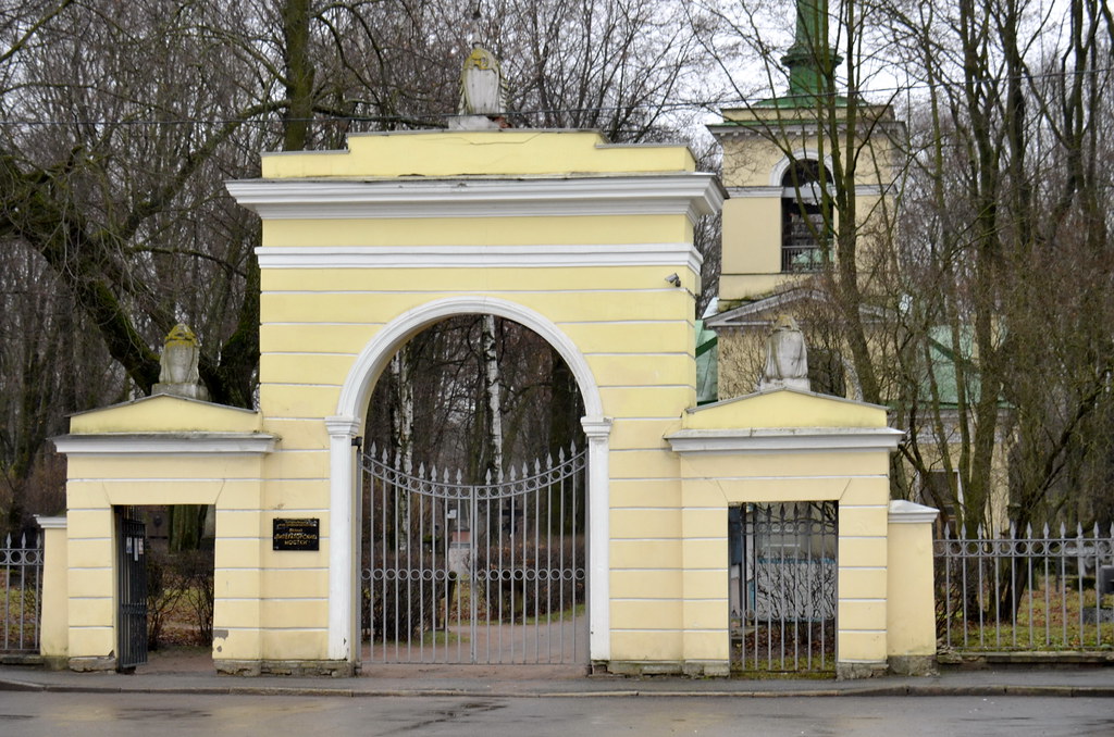 Волковское кладбище. Волковское кладбище Санкт-Петербург. Петербург Волково кладбище. Ворота Смоленского кладбища. Часовня Волково кладбище Санкт-Петербург.