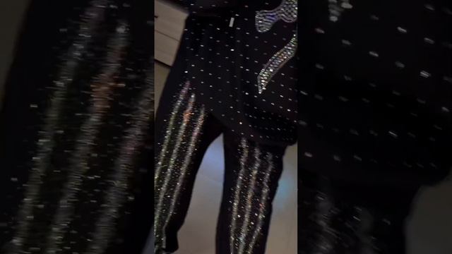 Страз много не бывает. Костюмы 46/54 смотреть онлайн