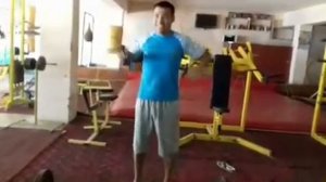 Поднимает штангу 50 кг одной рукой