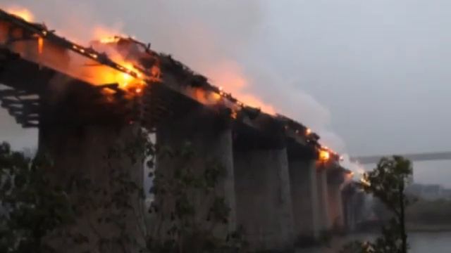 Famous covered bridge catches fire in Chongqing смотреть онлайн