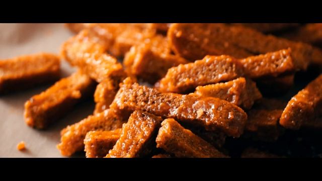 НЕРЕАЛЬНО ВКУСНЫЕ сухарики в духовке пропитанные соусом! Хрустящие снаружи и немного мягкие внутри! смотреть онлайн