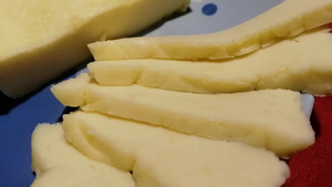 Сыр вкуснее, чем в магазине! Удачный рецепт домашнего сыра из молока и кефира