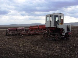 Tractors DT 75ml and T-70C, sowing wheat /// Тракторы ДТ-75МЛ и Т-70С, посев яровой пшеницы