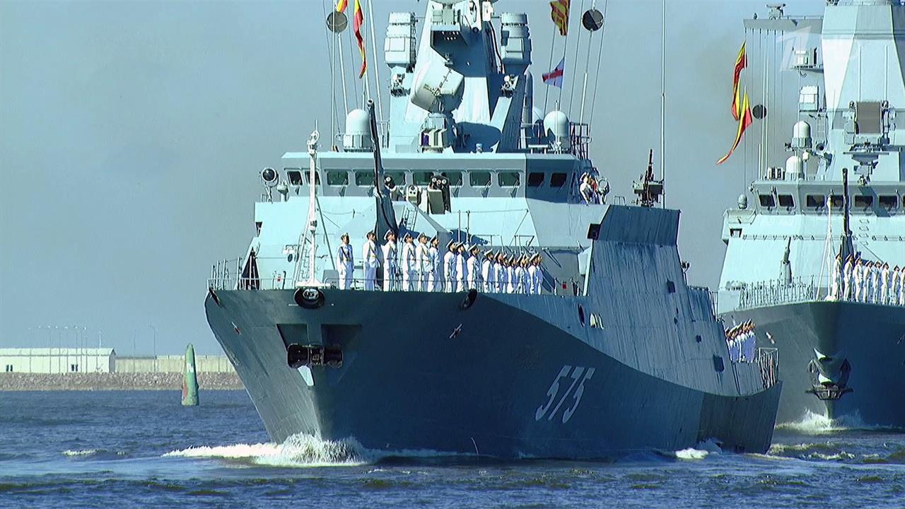 Грандиозный Военно-морской парад в День ВМФ, седьмой в новейшей истории, состоялся