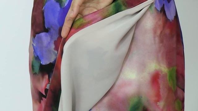 Ассиметричное коктейльное платье на одно плечо с запахом и драпировкой. Обзор готового изделия.
